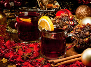 兩杯加有柑橘和香料的熱紅酒，被聖誕裝飾包圍。 — 4:3 壁紙