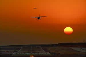 日落時分，兩架飛機在機場跑道上空飛行，燈光閃爍。