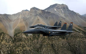 兩架戰鬥機喺有雪斑嘅山區地形上空飛行。 — 軍事動圖 壁紙