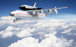 安東諾夫An-225搭載太空穿梭機飛越雲層 — 深藍色 壁紙