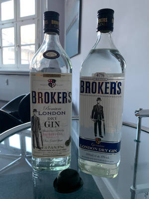 窗邊玻璃桌上的兩瓶Broker's氈酒。