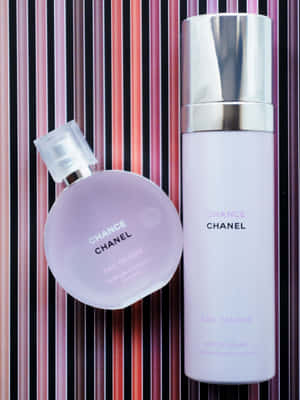 Chanel Chance Eau Tendre 香水和止汗劑置於條紋背景上 — iPad Pro 13 壁紙