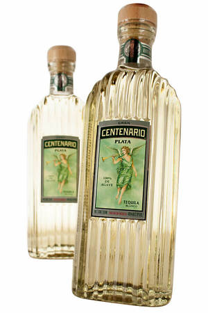 白色背景上兩個帶有天使標籤的Centenario Plata龍舌蘭酒瓶。