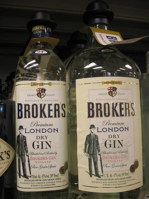 兩瓶帶有復古標籤的Broker's Premium London Dry Gin放在架子上。