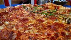 藍色桌子上嘅芝士辣肉腸薄餅，配青椒同蘑菇。 — 薄餅 壁紙