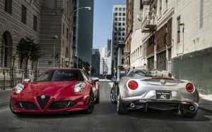 兩輛Alfa Romeo 4C跑車停放在城市街道上。 — Steam Deck OLED 壁紙