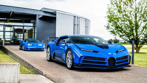 兩輛藍色Bugatti超跑停在一棟現代建築外。 — 酷車 壁紙