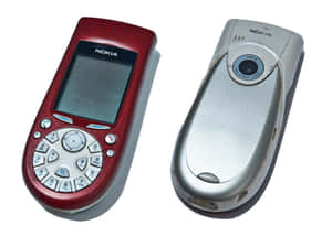 兩部經典Nokia手機，一部紅色開蓋，一部銀色摺疊 — Nokia 壁紙