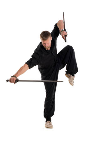 身穿黑色武術制服的男人以動態姿勢揮舞兩把劍。 — 刀劍神域 GIF 壁紙