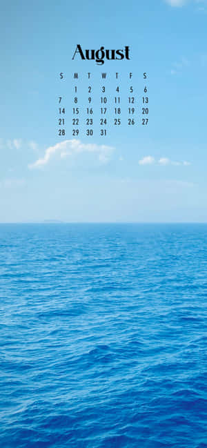 八月日曆顯示在平靜的藍色海洋上，伴有白雲。 — 夏日氣息 壁紙