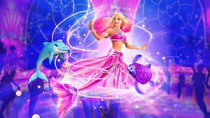 芭比以美人魚造型，在閃爍的魔法水下場景中與海豚和海龜共舞。