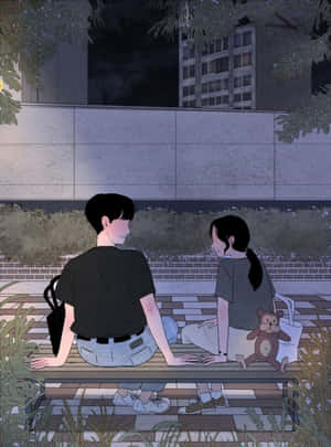 兩個青少年夜晚坐在城市公園的長椅上，抱著一隻泰迪熊。