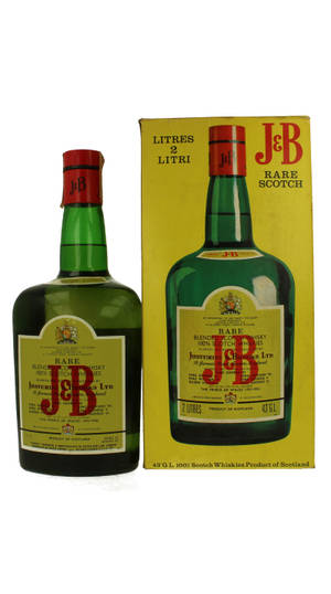 白色背景上的復古J&B Rare蘇格蘭威士忌酒瓶和盒子