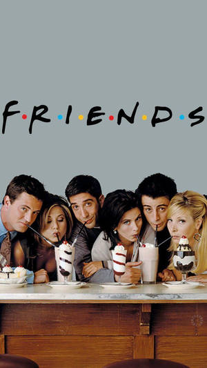 六位電視劇角色在餐廳櫃檯喝奶昔，上方有 Friends 標誌。 — 肖像 壁紙