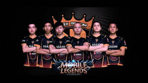 身穿黑色和金色球衣的電競隊伍為Mobile Legends拍攝照片擺姿勢。 — 第七班 壁紙