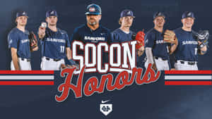 森佛棒球隊和教練身穿制服為SOCON Honors圖形擺姿勢。