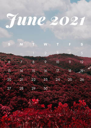 2021年6月日曆，紅色森林山脈背景。