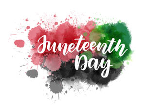 在彩色水彩潑濺上以白色草書顯示的 Juneteenth Day 文字。 — 火影忍者海報 壁紙
