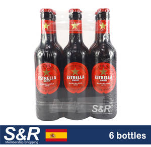 六個Estrella Damm啤酒瓶以透明塑膠包裝，帶有S&R商店品牌標誌。