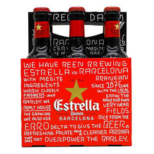 六瓶 Estrella Damm 啤酒放在紅色紙板架中，帶有白色文字。