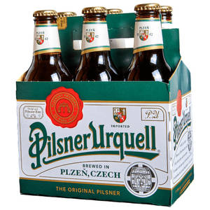 六瓶Pilsner Urquell啤酒，裝在綠色和白色的紙板提架中。