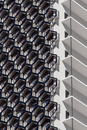 具有六角形露台和銳利陰影的現代建築物