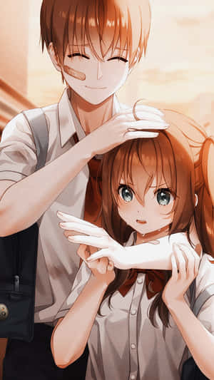 動漫男孩輕輕觸碰女孩的頭，女孩抬起頭露出驚訝的表情。