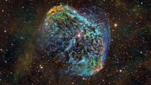 在深空遙遠恆星中發光的充滿活力的青綠色和金色星雲。