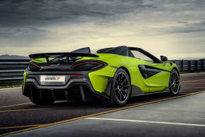 青檸綠色McLaren 600LT Spider開篷跑車在賽道上，天空多雲。