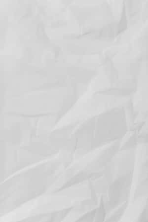 白色皺紙紋理的特寫，帶有柔和陰影和摺痕。