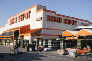 陽光明媚的日子裡，Home Depot商店外觀，有購物者和購物車。