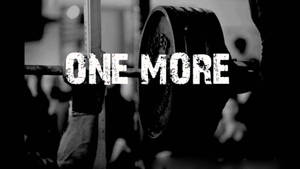 舉重運動員在健身房舉起槓鈴，帶有「ONE MORE」文字覆蓋。
