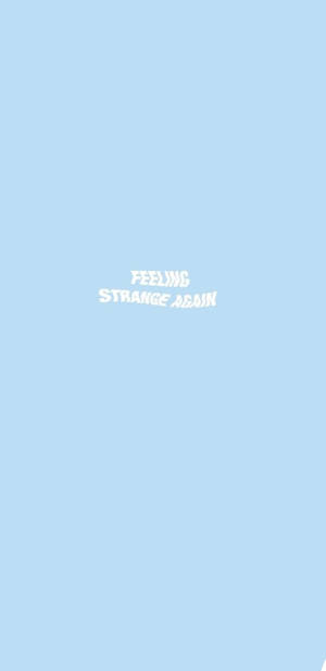 淺藍色背景，白色文字寫著 feeling strange again。 — 窩心語錄 壁紙