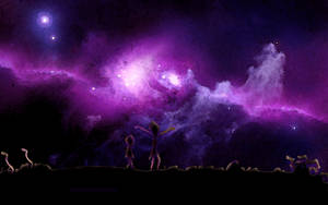 兩個剪影人物在太空中以發光的紫色星雲為背景。
