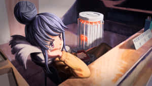 紫色頭髮的動漫女孩將下巴擱在手上，坐在木桌旁，旁邊有發光的燈籠。 — 露營 壁紙
