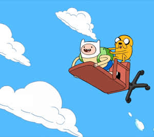 Finn 和 Jake 坐喺櫈上飛過有雲嘅藍天 — 可愛卡通 壁紙