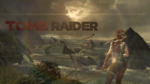 Lara Croft 站在岩石海岸上，看著暴風雨日落天空下的沉船。