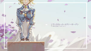 金髮動漫女孩穿著藍白相間的服裝，被飄落的紫色花瓣包圍。