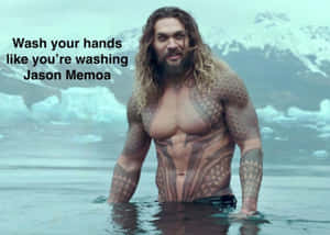 Jason Momoa 在冰水中，身後有雪山