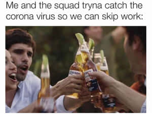 一群朋友在戶外用Corona啤酒瓶和青檸角乾杯。