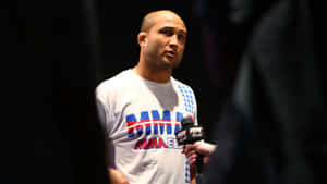 MMA拳手在採訪中對著UFC麥克風說話。