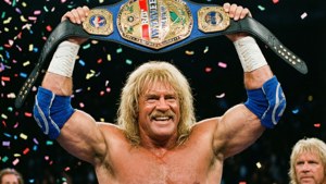 Hulk Hogan 手持 WWE 冠軍腰帶慶祝勝利，紙屑飄落。