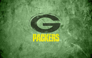 帶有黃色文字的綠色Packers標誌在紋理牆上。