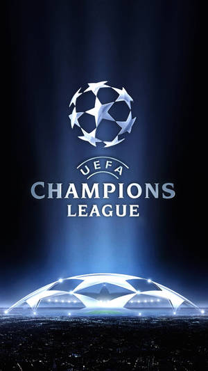 UEFA Champions League 標誌在發光的體育場上方被照亮。
