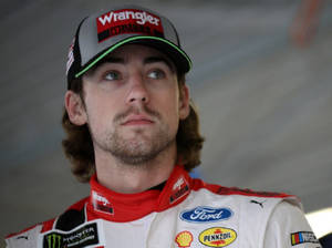 身穿Ford賽車裝備的NASCAR車手專注地向上凝視。