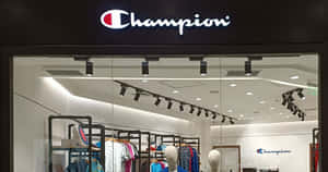 內部有人體模型和衣物架的Champion運動服飾店。 — 冠軍 壁紙