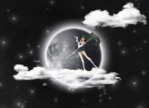 動漫戰士 Sailor Pluto 站在雲端上，手持劍，面對著一輪發光的月亮。