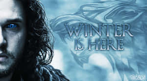 藍眼睛男人與龍圖案及文字 winter is here