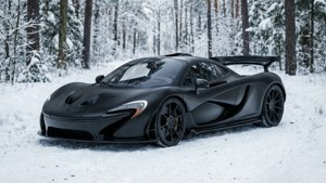 黑色McLaren P1超級跑車停泊在雪森林中