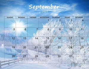 2021年9月日曆，雪地森林背景和陽光照射的樹木。